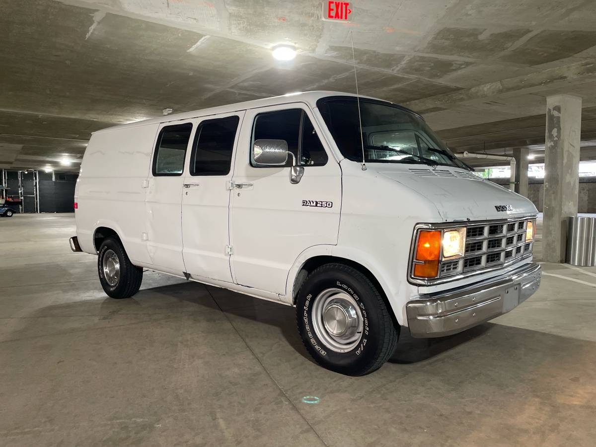 Dodge-Ram-van-2500-1991-white-5