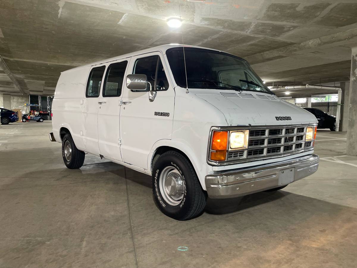 Dodge-Ram-van-2500-1991-white-6