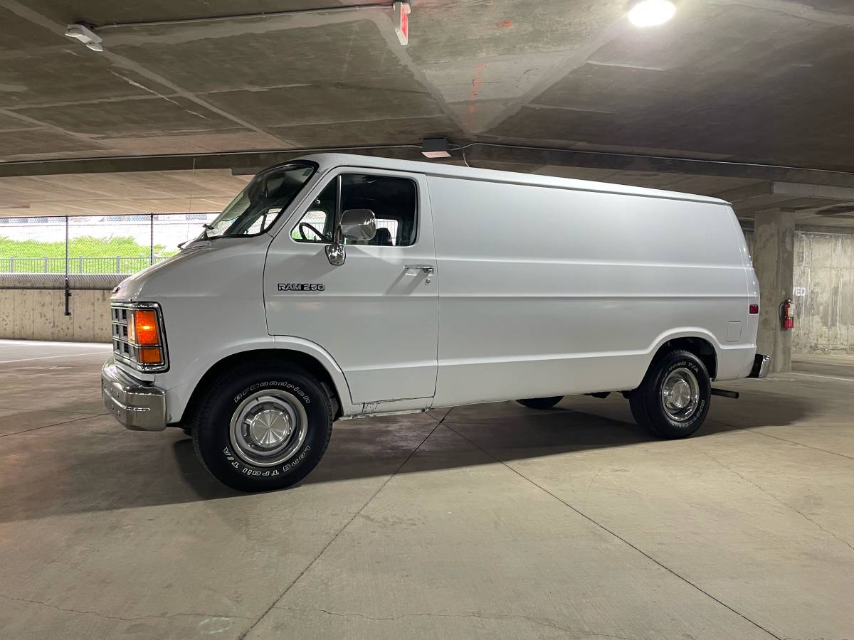 Dodge-Ram-van-2500-1991-white