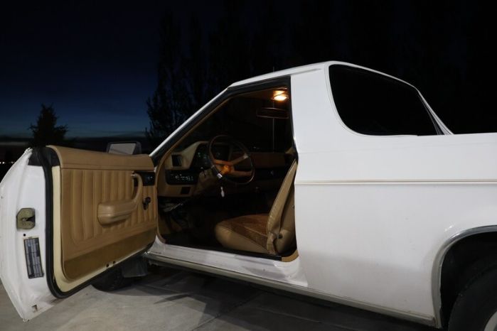 Dodge-Rampage-1982-White-Tan-3