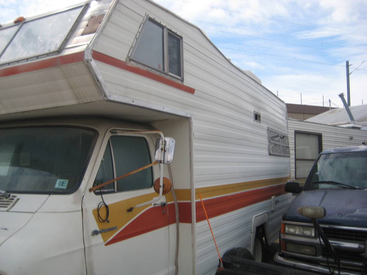 Dodge-Shasta-class-c-motorhome-1977-white-1