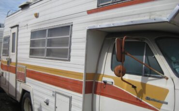 Dodge-Shasta-class-c-motorhome-1977-white-2