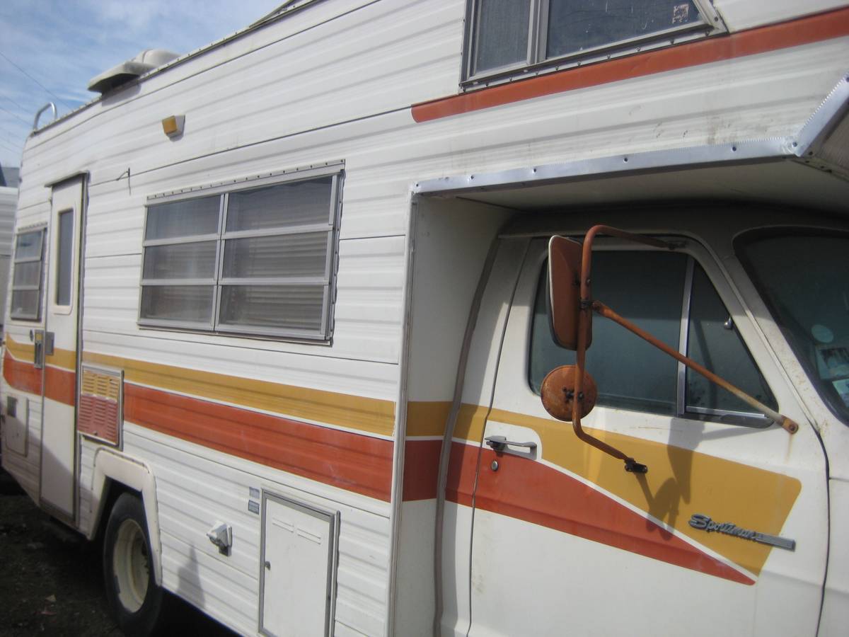 Dodge-Shasta-class-c-motorhome-1977-white-2