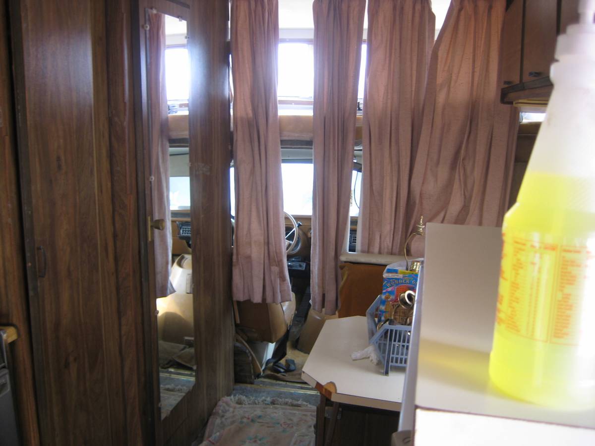 Dodge-Shasta-class-c-motorhome-1977-white-3