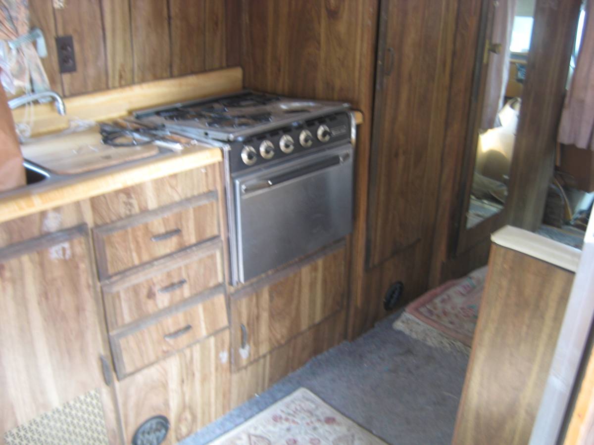 Dodge-Shasta-class-c-motorhome-1977-white-4