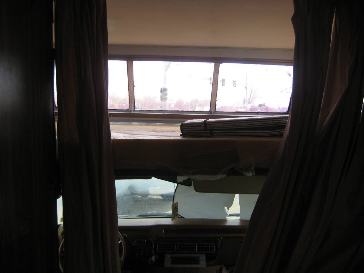 Dodge-Shasta-class-c-motorhome-1977-white-6