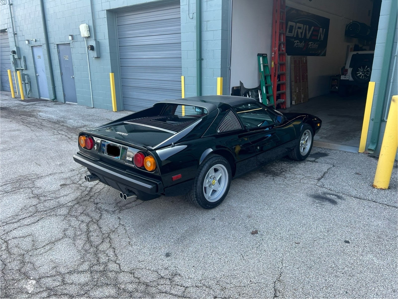 Ferrari-308-1985-3