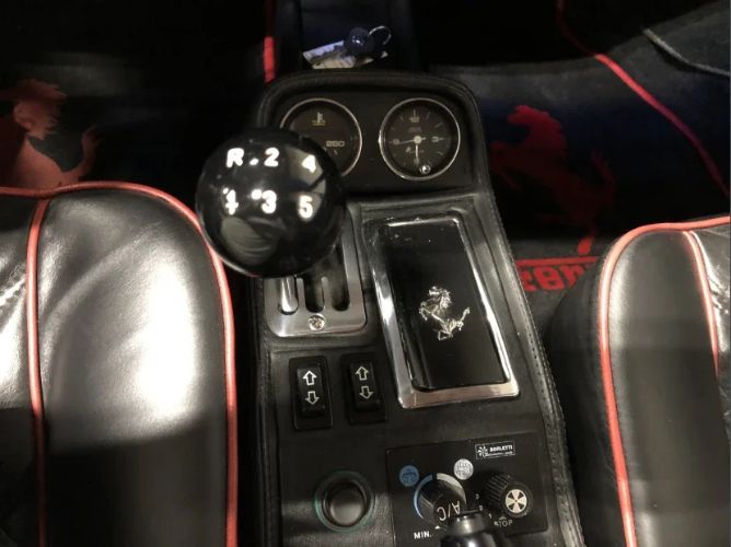 Ferrari-308-gts-1985-Red-Black-Leather-36