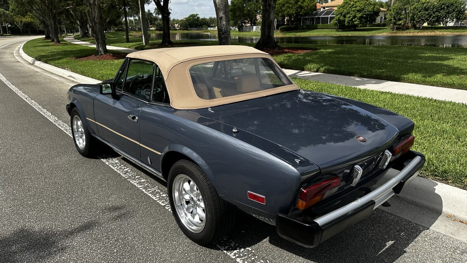 Fiat-124-Spider-1980-Convertible-14