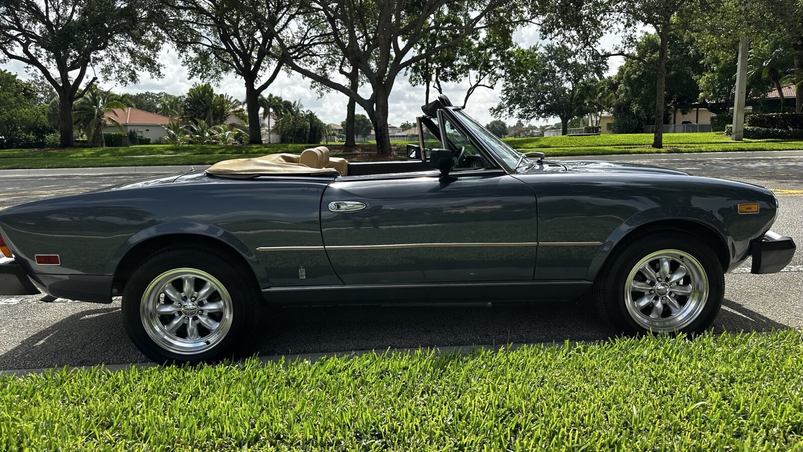 Fiat-124-Spider-1980-Convertible-5