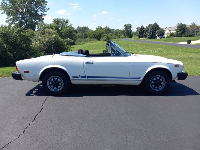 Fiat-Spider-1980-White-Blue-12
