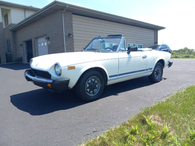 Fiat-Spider-1980-White-Blue