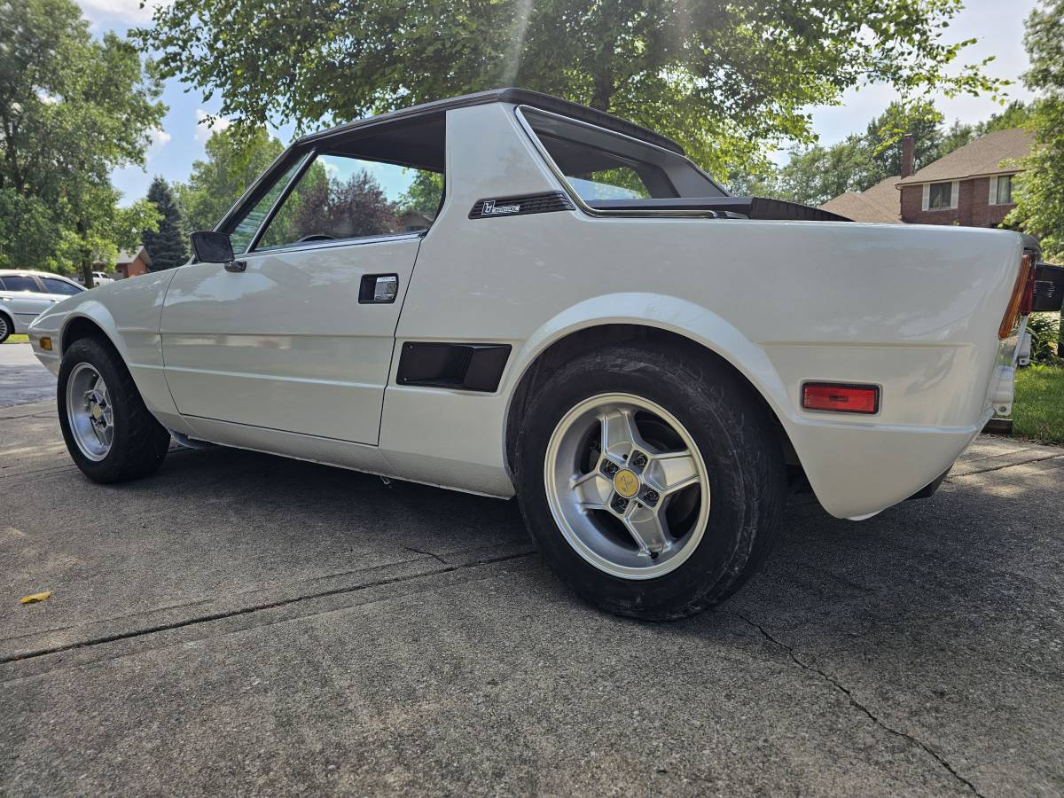 Fiat-x-19-bertone-1977-white-6