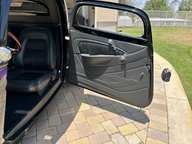 Ford-3-window-1934-Black-black-5