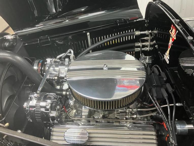 Ford-5-window-1932-BLACK-BLACKWHITE-2