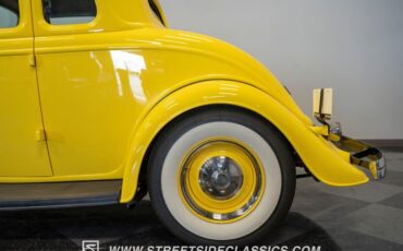 Ford-5-window-1934-Yellow-Black-16