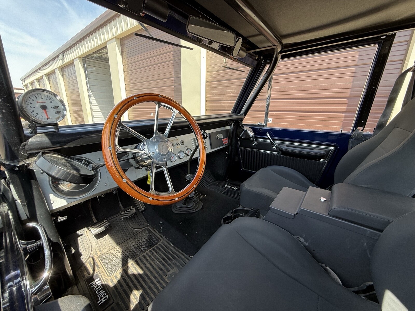 Ford-Bronco-1967-SUV-4