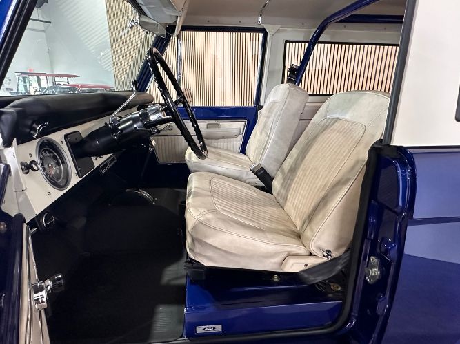 Ford-Bronco-1969-Dark-Blue-Parchment-39