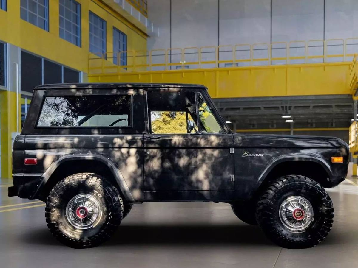 Ford-Bronco-1969-black-10
