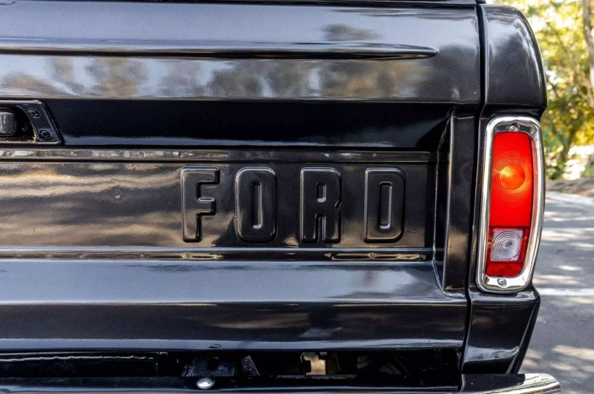 Ford-Bronco-1969-black-14