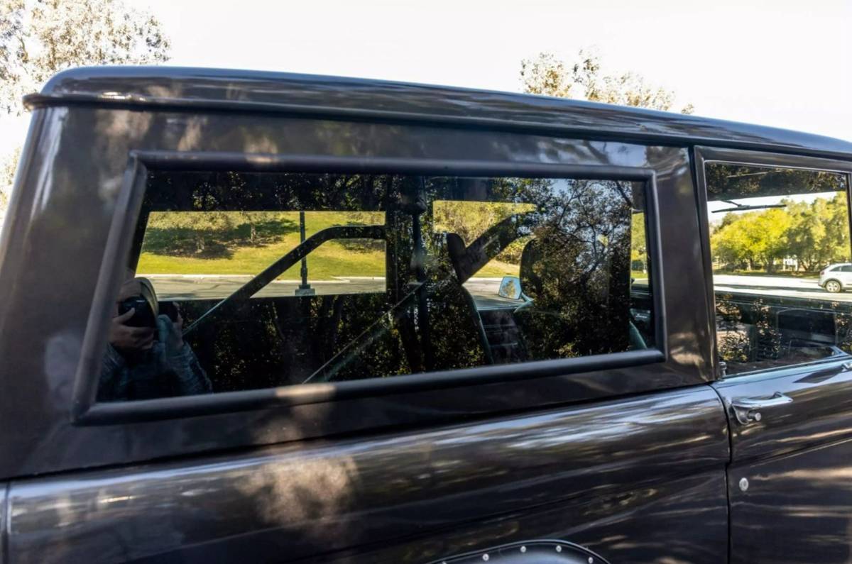 Ford-Bronco-1969-black-20