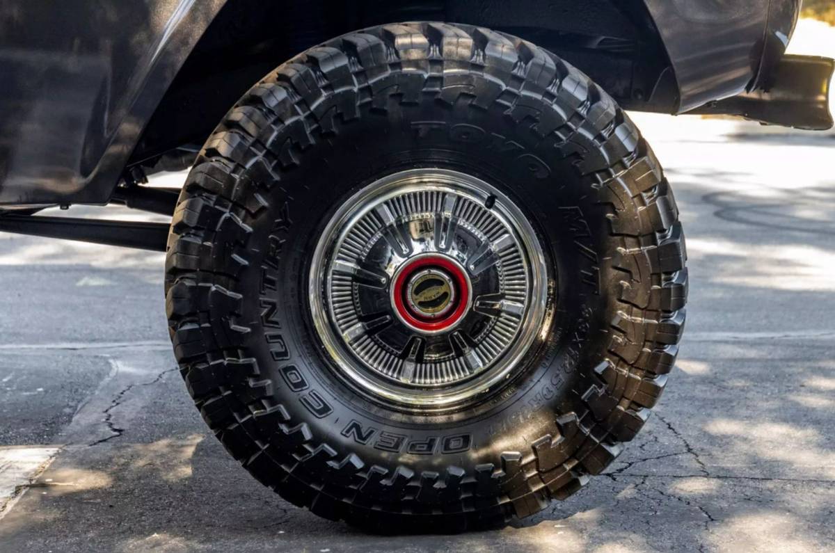 Ford-Bronco-1969-black-21