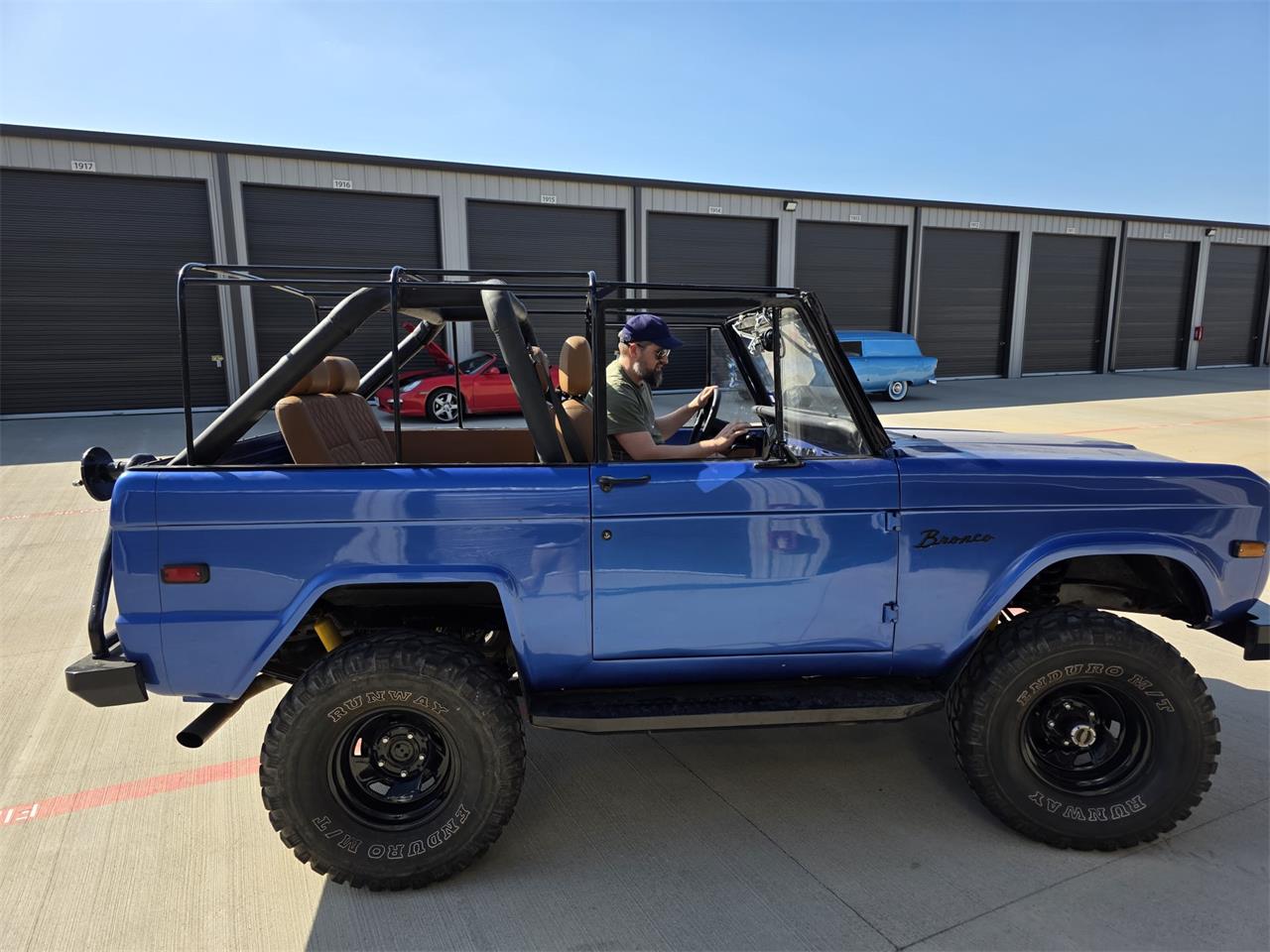Ford-Bronco-1970-Blue-Tan-1