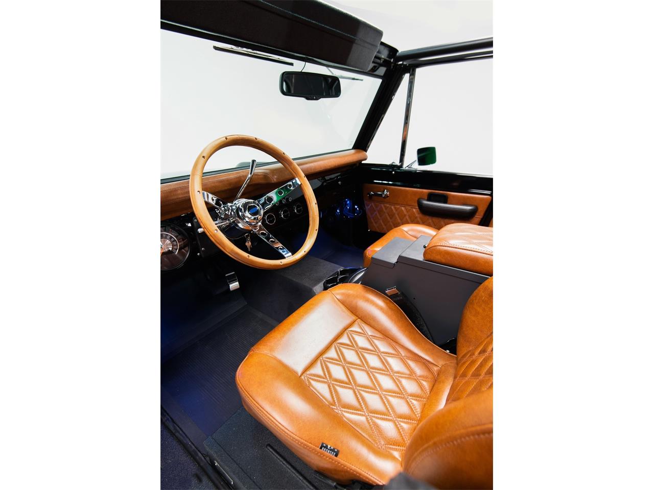 Ford-Bronco-1970-RAVEN-BLACK-NATURAL-CARAMEL-1
