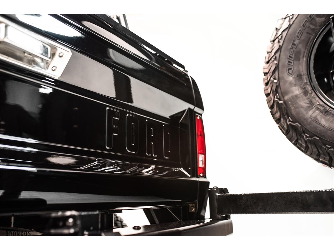 Ford-Bronco-1970-RAVEN-BLACK-NATURAL-CARAMEL-11