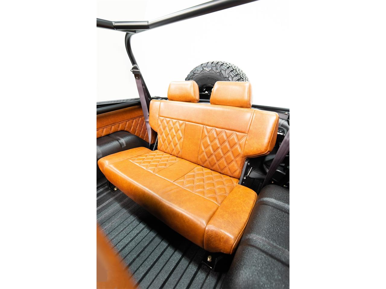 Ford-Bronco-1970-RAVEN-BLACK-NATURAL-CARAMEL-2