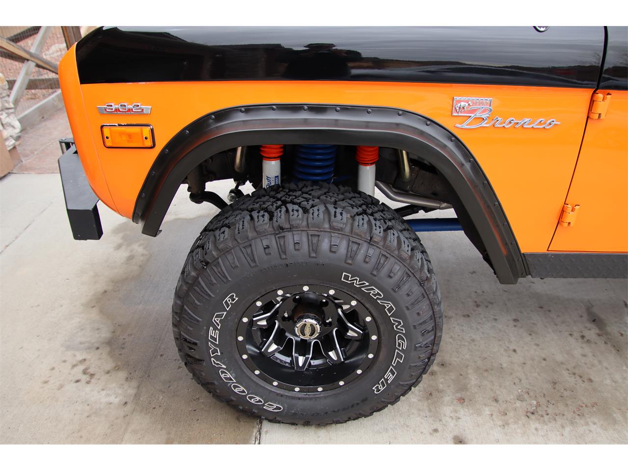Ford-Bronco-1971-BlackOrange-Black-1