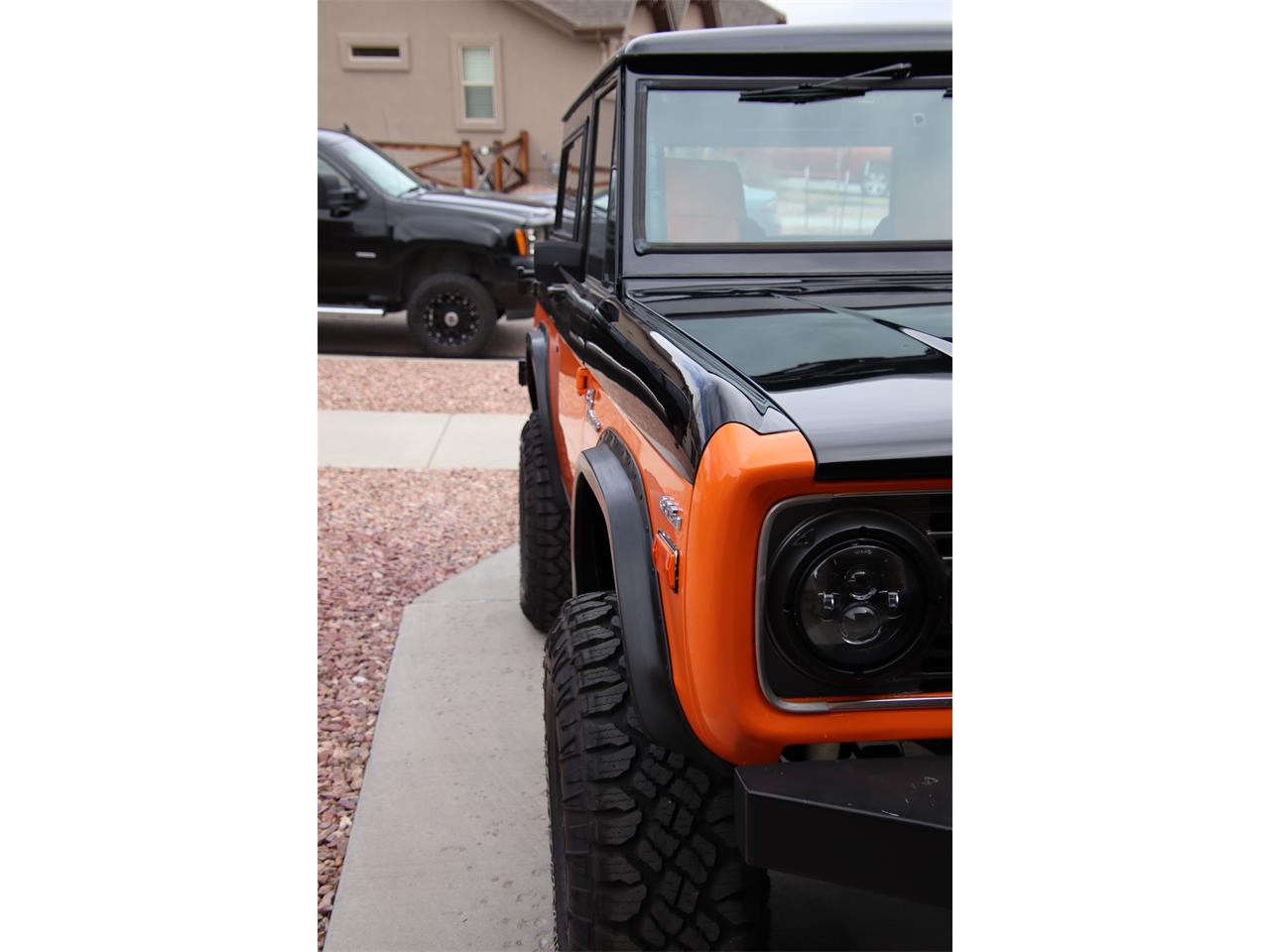 Ford-Bronco-1971-BlackOrange-Black-14