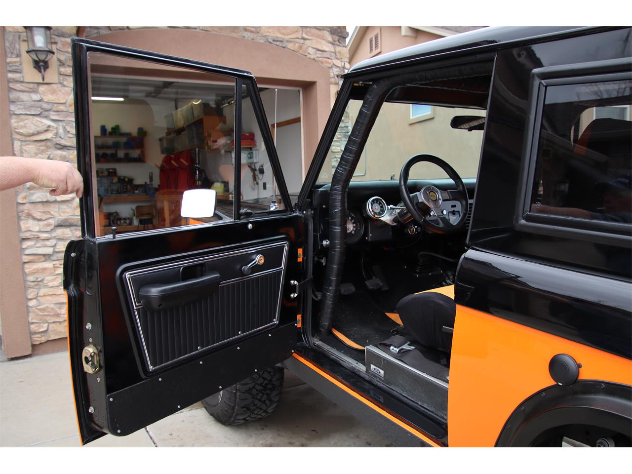 Ford-Bronco-1971-BlackOrange-Black-15