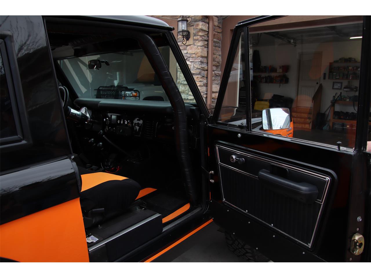 Ford-Bronco-1971-BlackOrange-Black-16