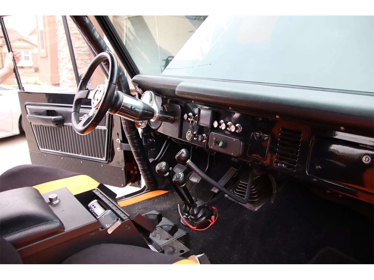 Ford-Bronco-1971-BlackOrange-Black-19