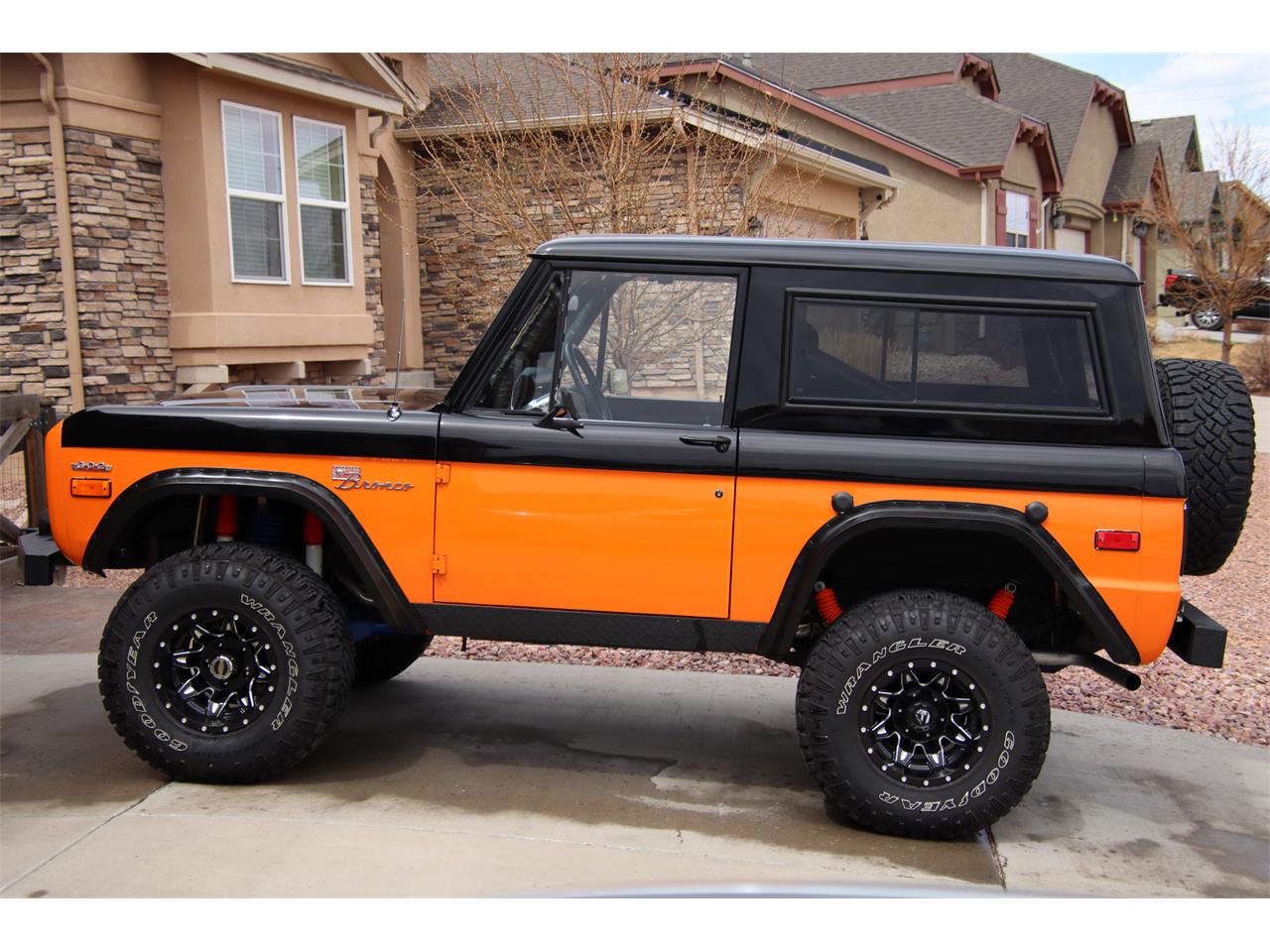 Ford-Bronco-1971-BlackOrange-Black-29