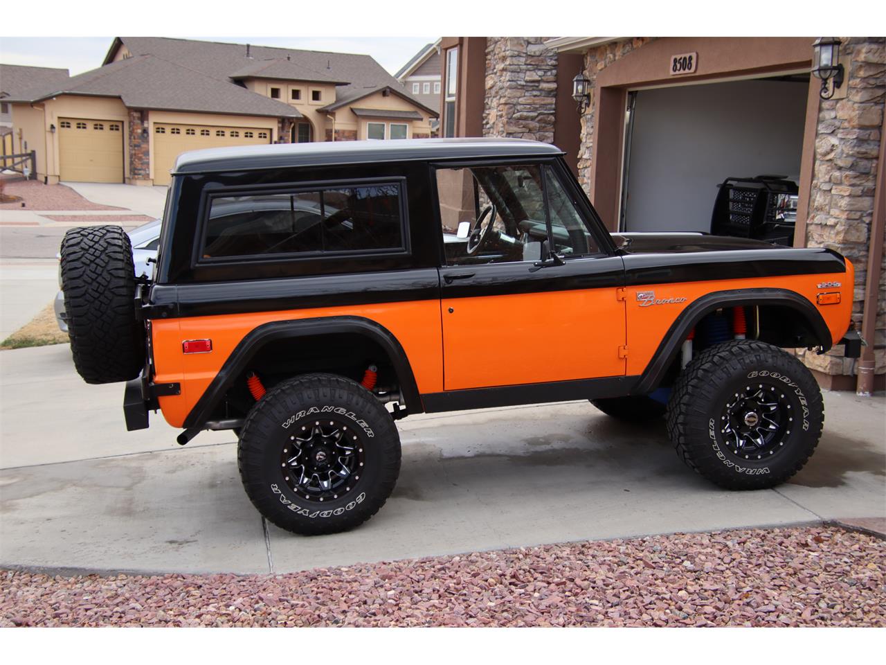 Ford-Bronco-1971-BlackOrange-Black-9