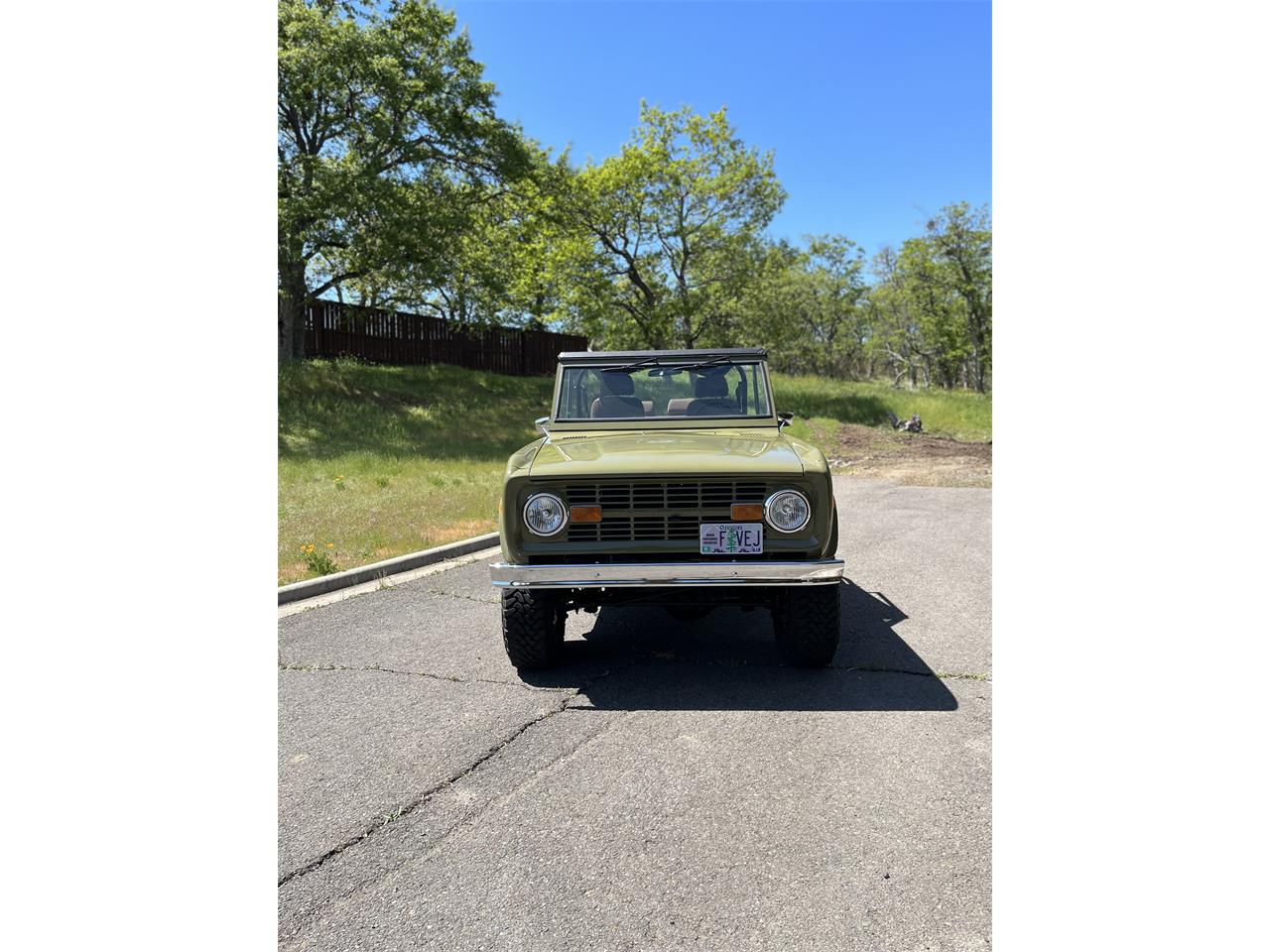 Ford-Bronco-1973-Green-Tan-11