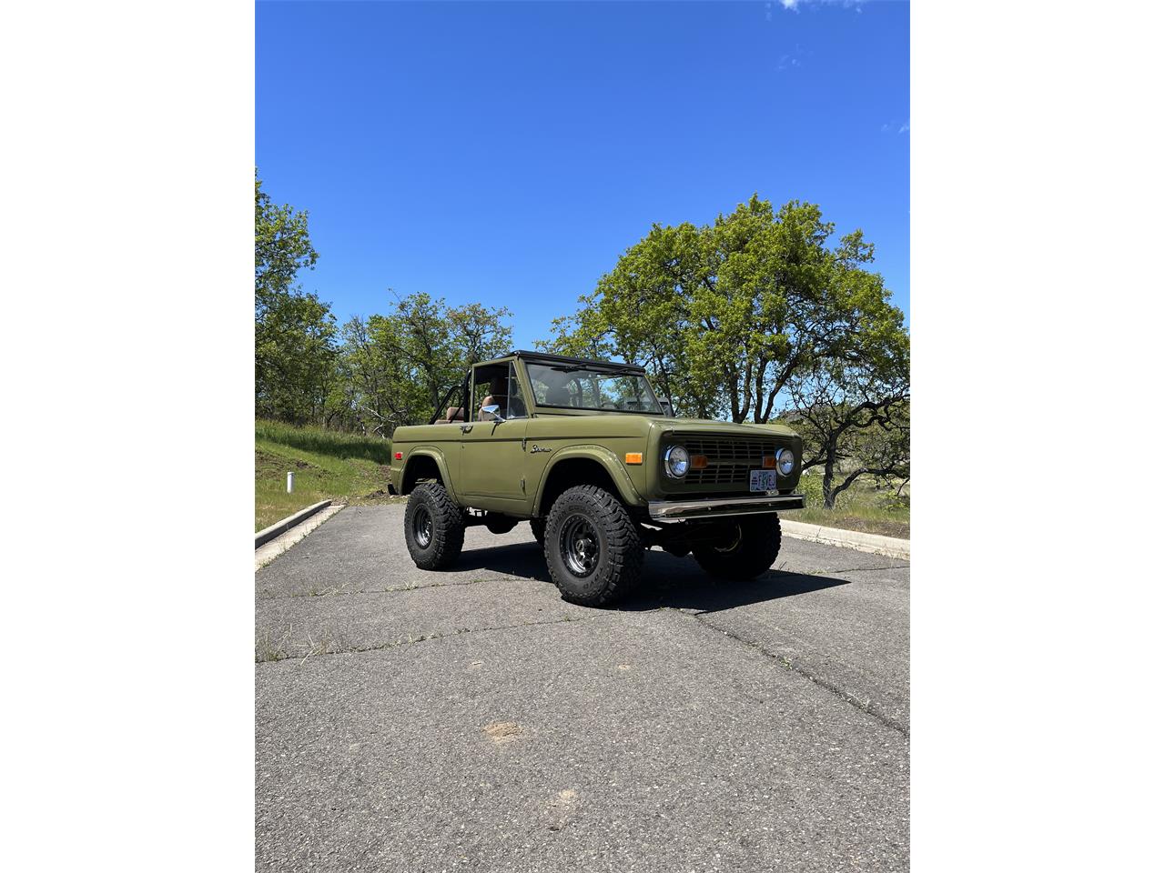 Ford-Bronco-1973-Green-Tan-15