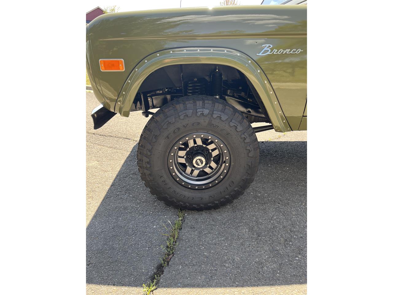 Ford-Bronco-1973-Green-Tan-21