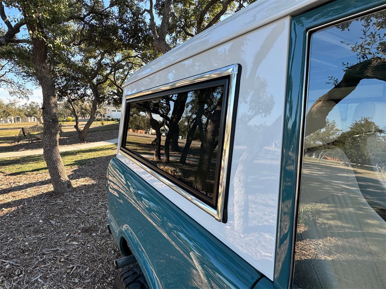 Ford-Bronco-1973-Teal-Parchment-White-10