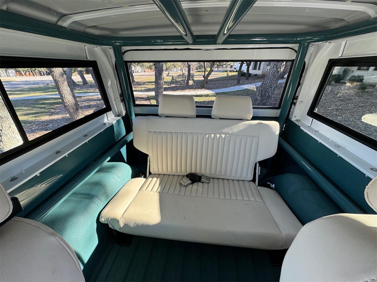 Ford-Bronco-1973-Teal-Parchment-White-21