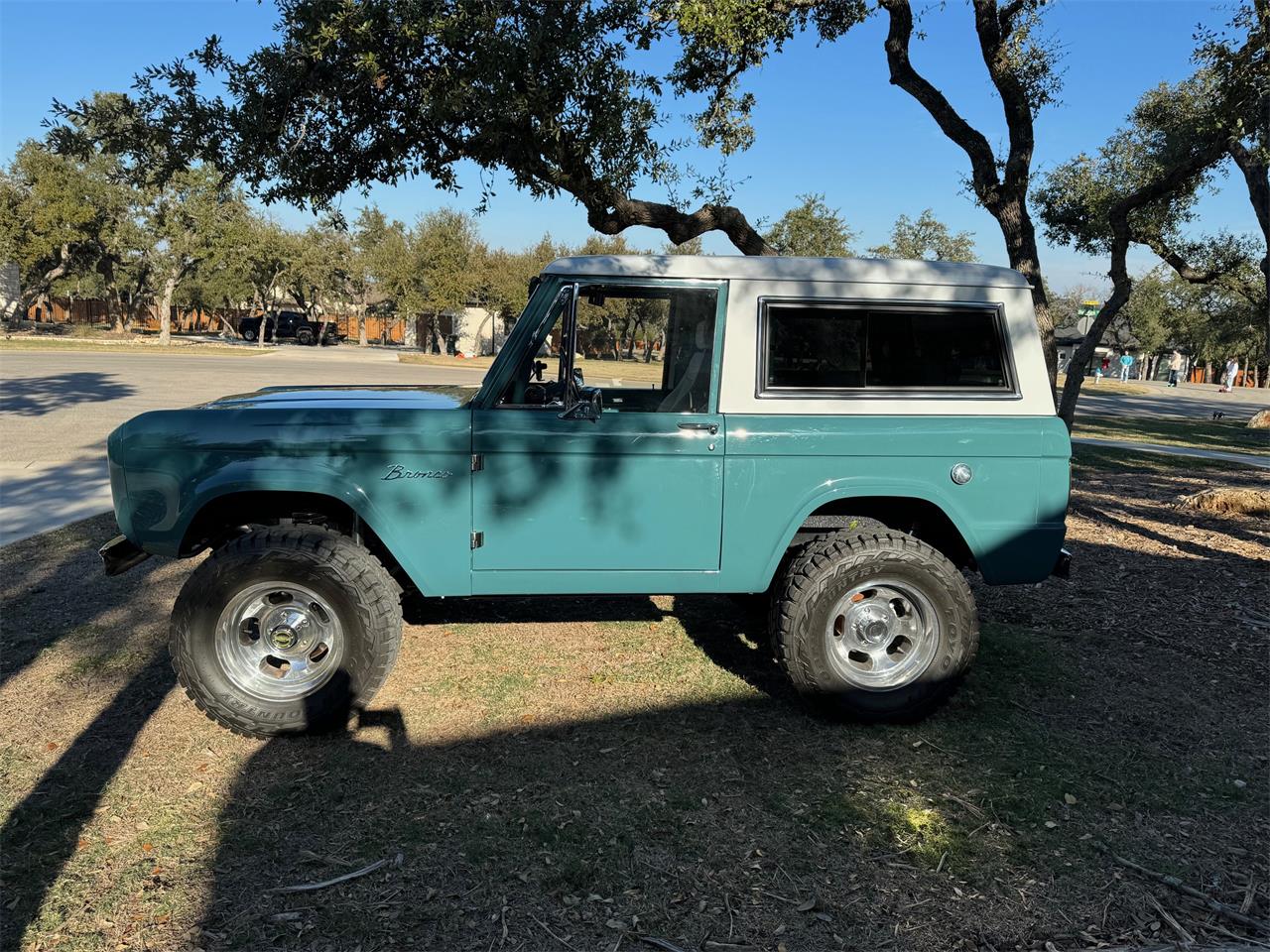 Ford-Bronco-1973-Teal-Parchment-White-5