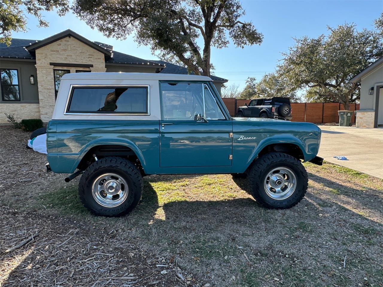 Ford-Bronco-1973-Teal-Parchment-White-9