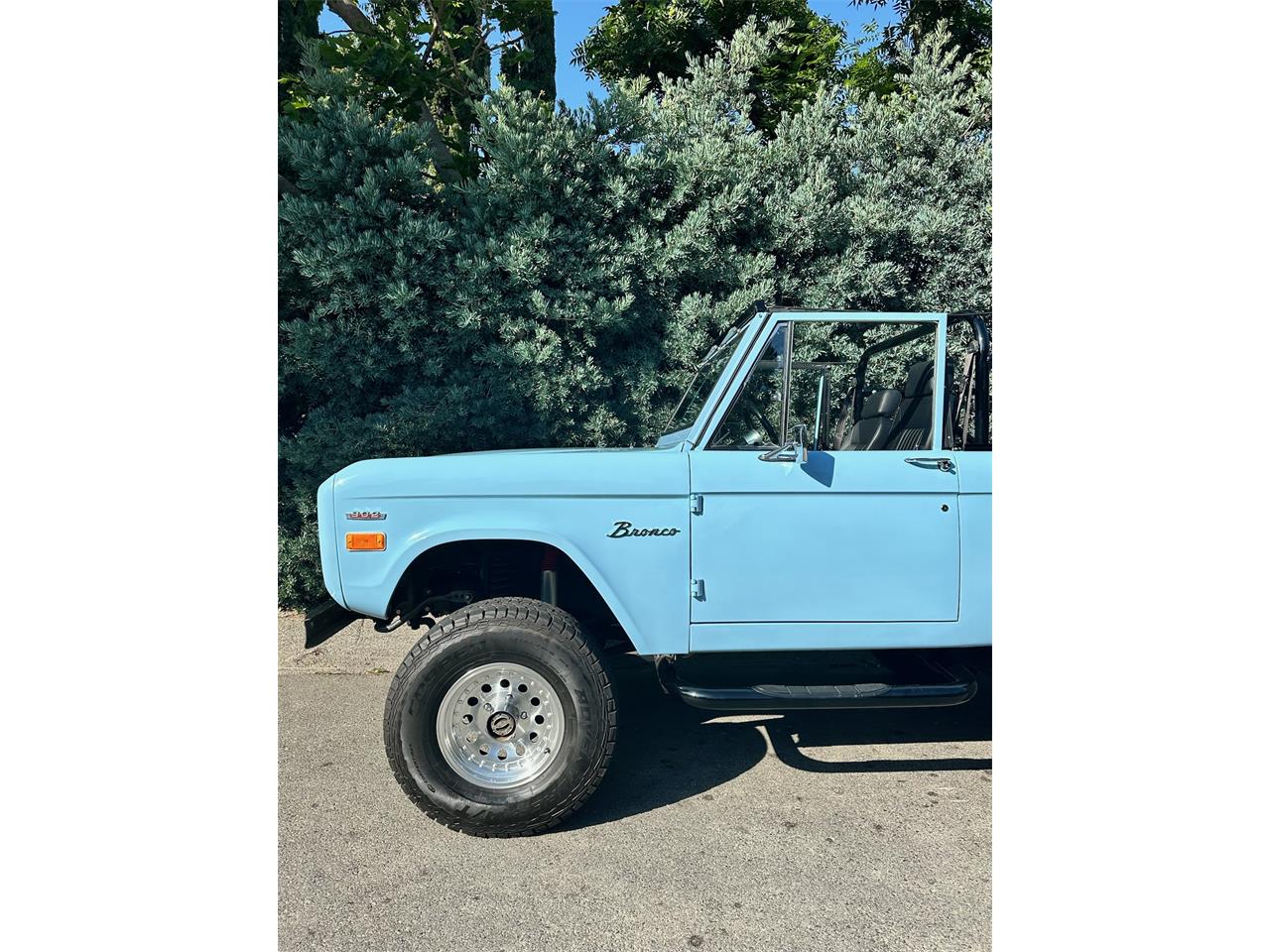 Ford-Bronco-1974-Baby-Blue-Black-Leather-1