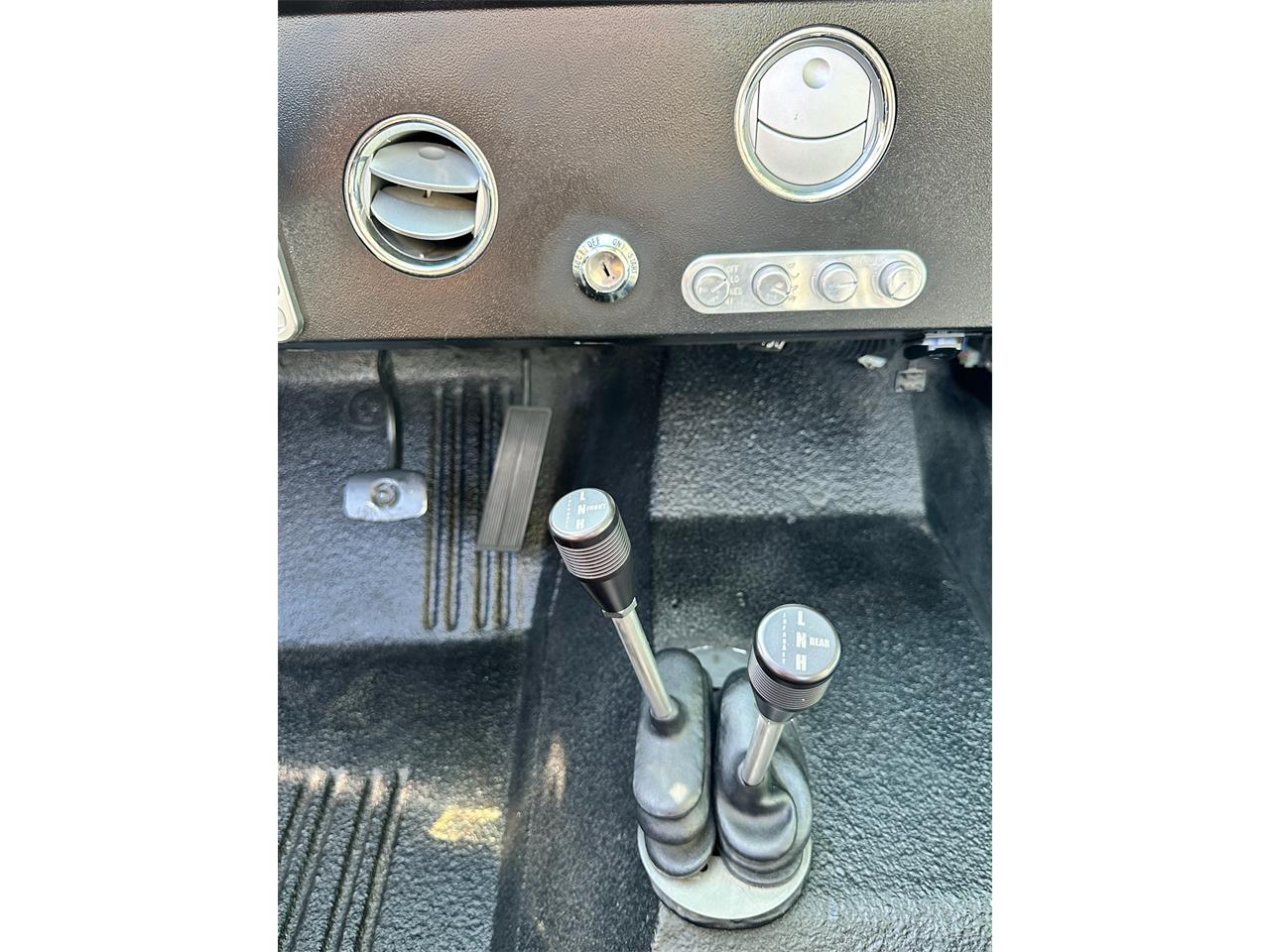 Ford-Bronco-1974-Baby-Blue-Black-Leather-12