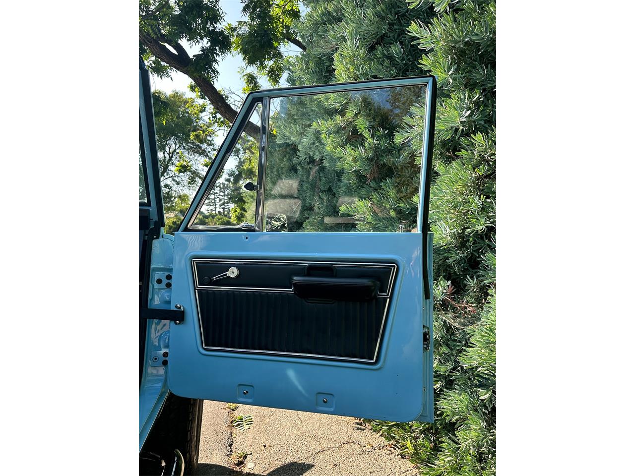 Ford-Bronco-1974-Baby-Blue-Black-Leather-14