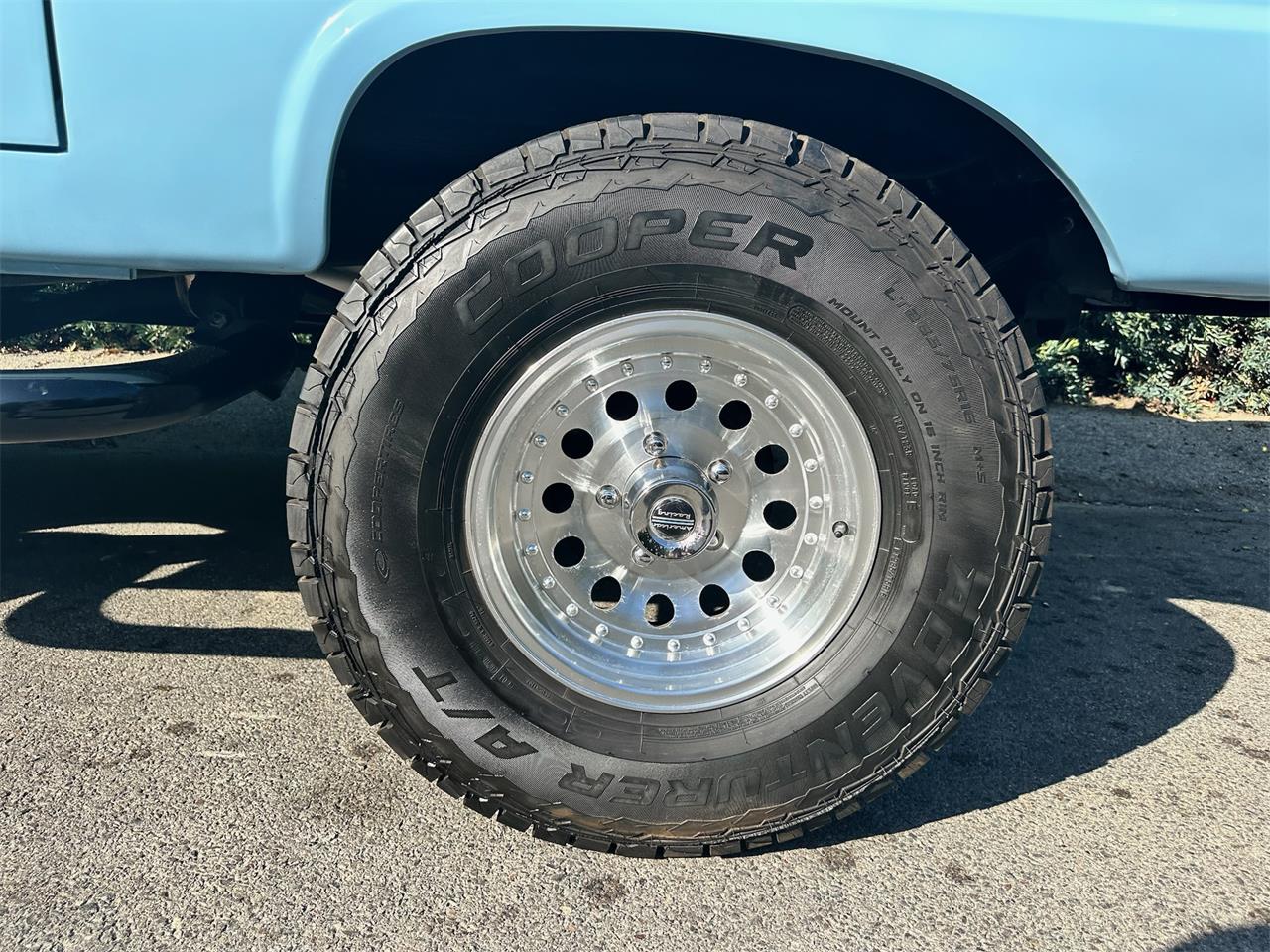 Ford-Bronco-1974-Baby-Blue-Black-Leather-18