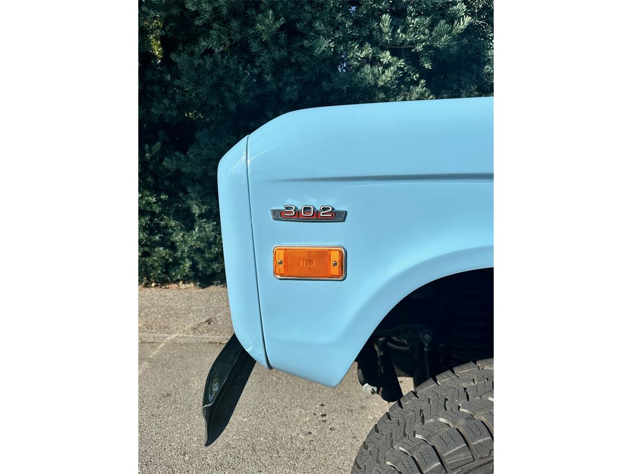 Ford-Bronco-1974-Baby-Blue-Black-Leather-2
