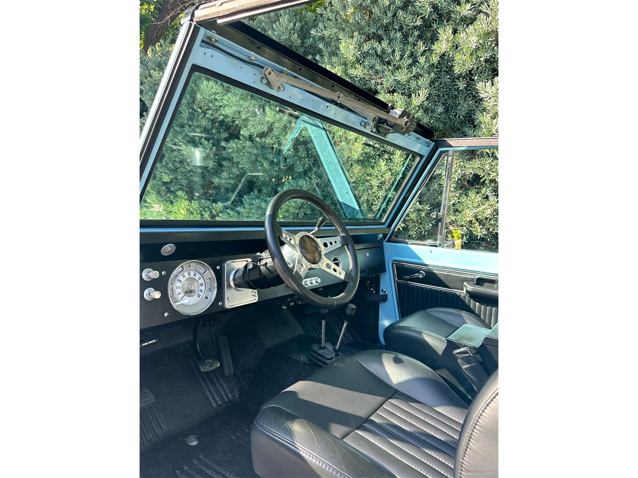 Ford-Bronco-1974-Baby-Blue-Black-Leather-7